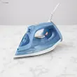 طراحی زیبای اتو بخار فیلیپس مدل DST3020 از نمای سه رخ روی سطح مرمری.