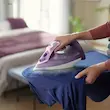 استفاده از قدرت بخار اتو بخار فیلیپس مدل DST5020 برای صاف کردن چروک لباس.