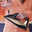 پر کردن آسان مخزن آب اتو بخار فیلیپس مدل DST7040 از دریچه بزرگ آن.