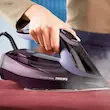 حرکت روان و آسان اتو بخار فیلیپس مدل DST8021 بر روی پارچه.