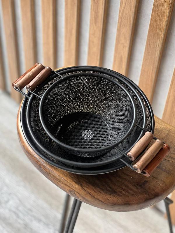 آبکش مشکی دسته چوبی