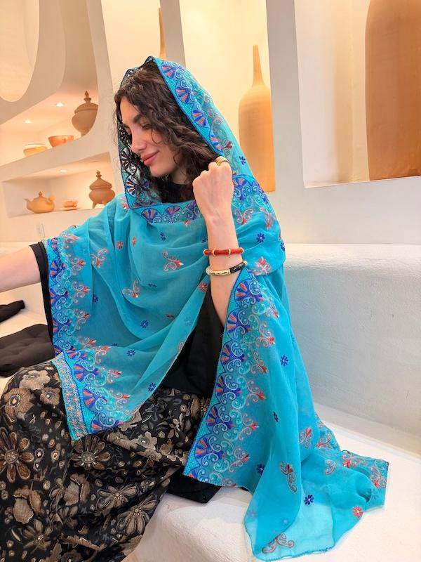 شال هندی آبی فیروزه ای گل دوزی 127