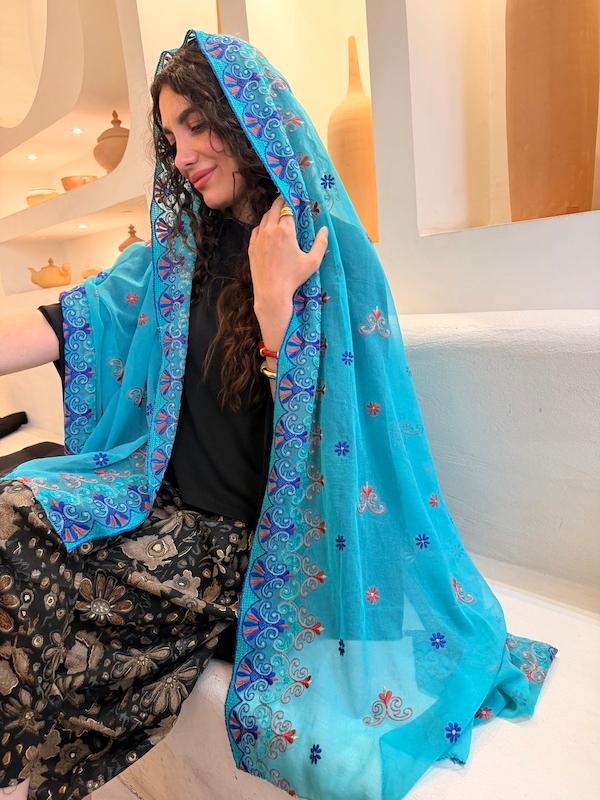 شال هندی آبی فیروزه ای گل دوزی 127