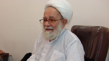 تصویر مردی بزرگ در قاب مردمکی کوچک