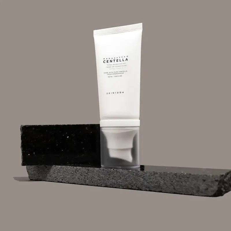 ضدآفتاب ضدلک و روشن‌کننده تون‌آپ سنتلا اسکین 1004 مدل Tone Brightening Tone-Up Sunscreen SPF50+ PA+++ حجم 50 میل