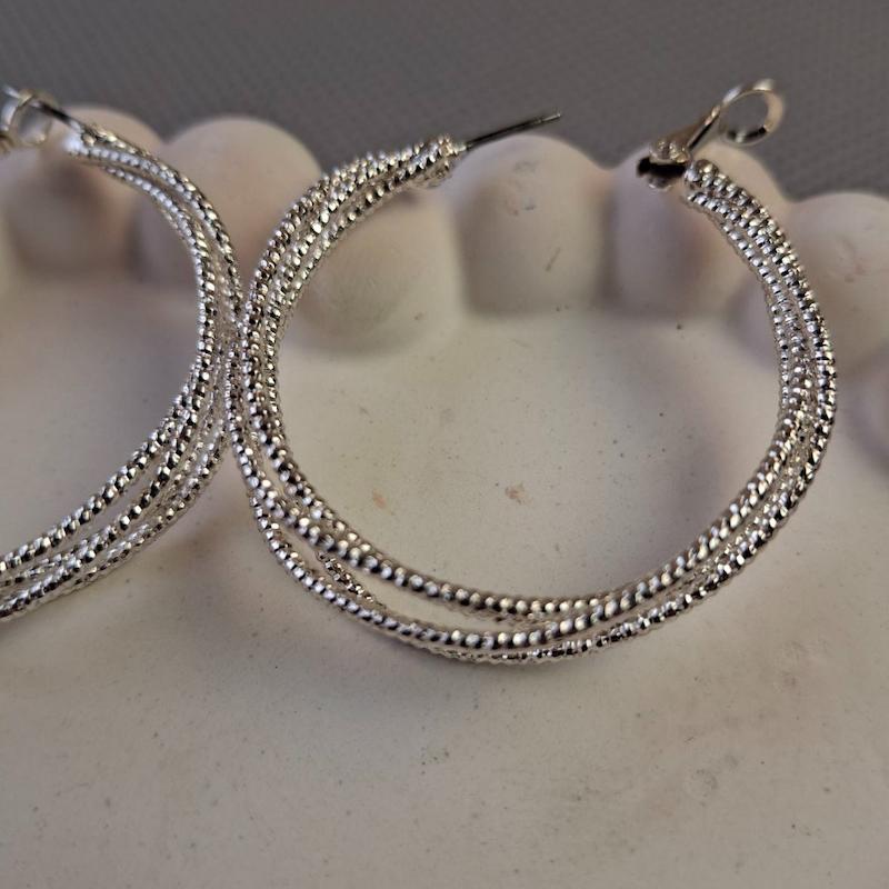 گوشواره حلقه‌ای نقره‌ای طرح بافت سه ردیفه