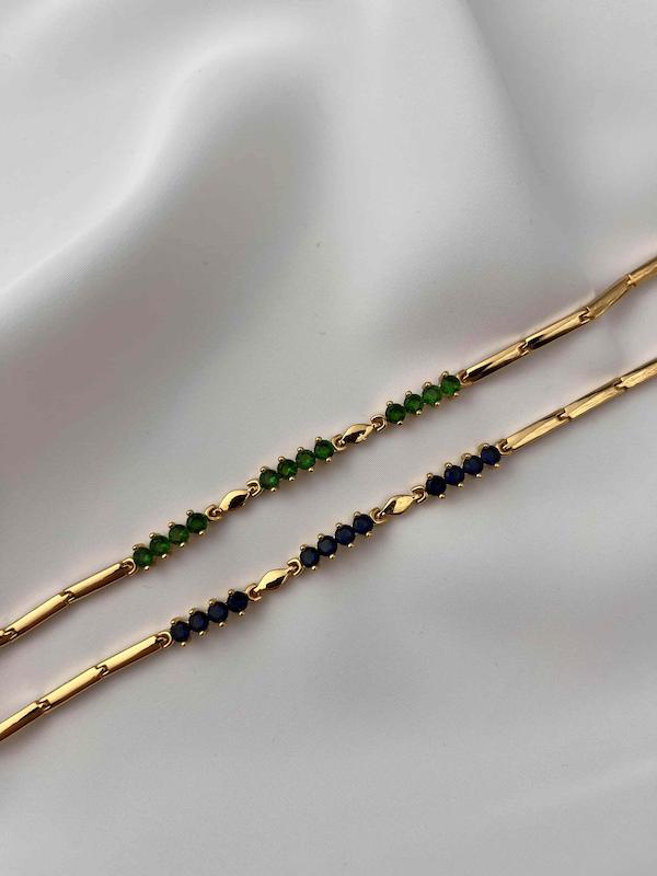 دستبند طلایی زنانه با نگین زمردی و لاجوردی