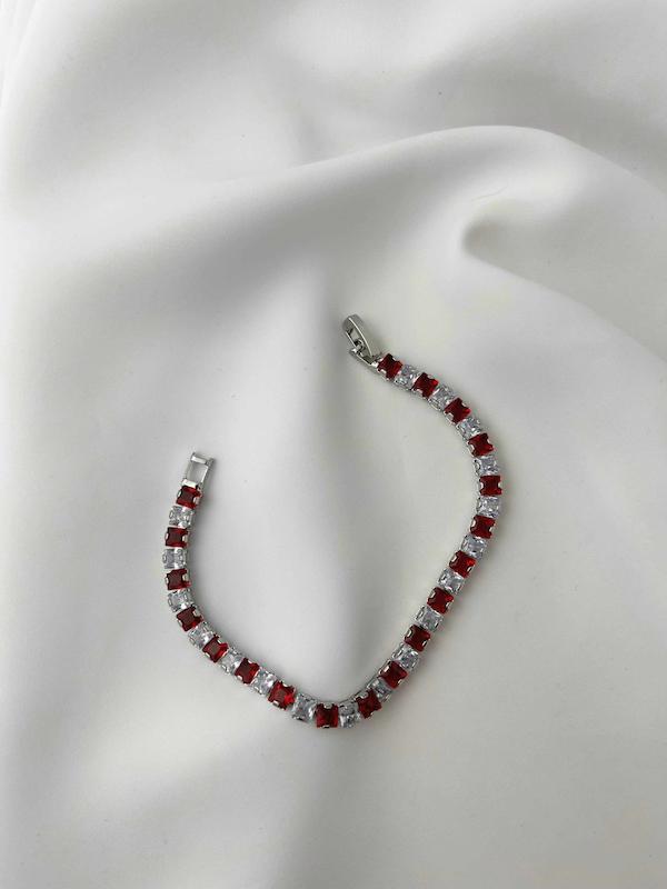 دستبند نقره‌ای نگین یاقوت قرمز و زیرکن مربعی مدل لوکس آریانا