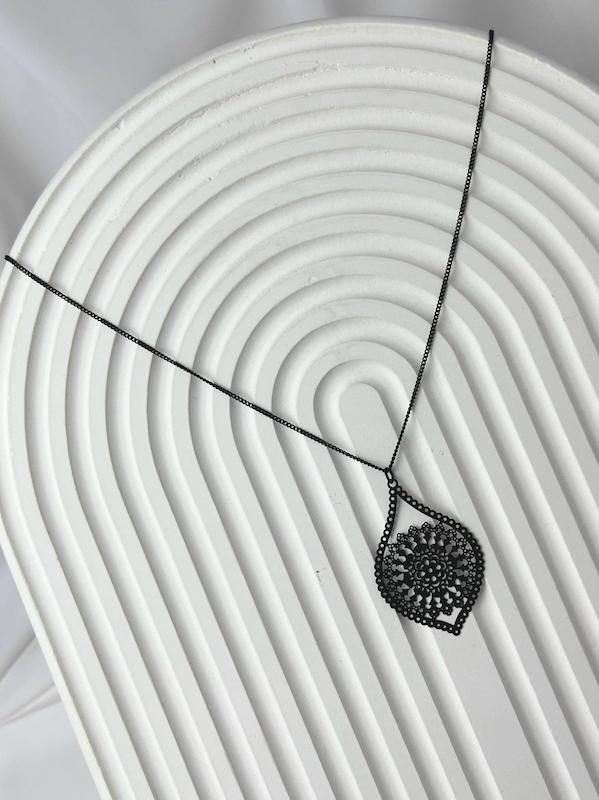 گردنبند مشکی طرح ماندالا لیزری – مدل «مِهرا»