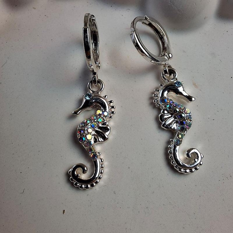 گوشواره آویز اسب دریایی نقره‌ای با نگین‌های هولوگرافیک – درخشش ساحلی و فانتزی