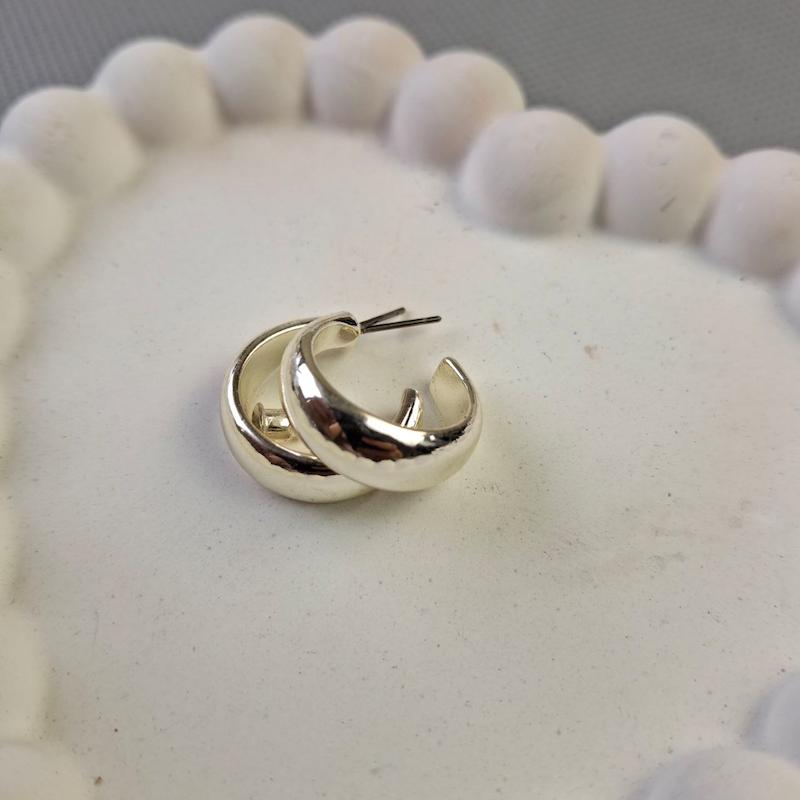 گوشواره حلقه‌ای بولد براق – مدل مینیمال ضخیم، ترند 2025