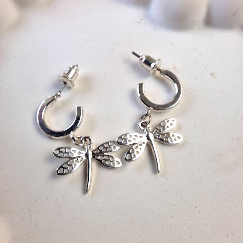 گوشواره حلقه‌ای نقره‌ای با آویز سنجاقک – ظریف، دخترانه و خاص