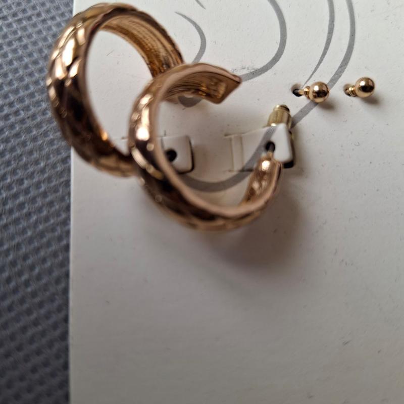 گوشواره حلقه‌ای طلایی طرح بافت حصیری – بولد، شیک و ترند 2025