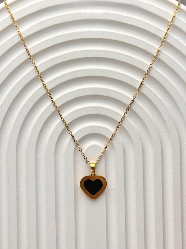 گردنبند قلب طلایی مشکی – نماد شیک‌پسندی و ظرافت واقعی