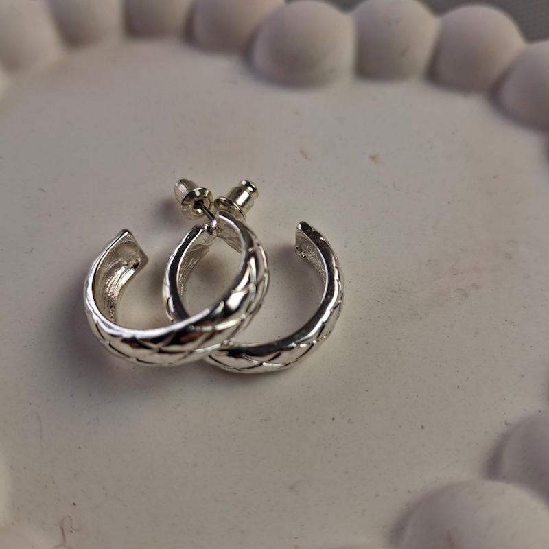 گوشواره حلقه‌ای بافت‌دار نقره‌ای – مدل “درخشش بافت”