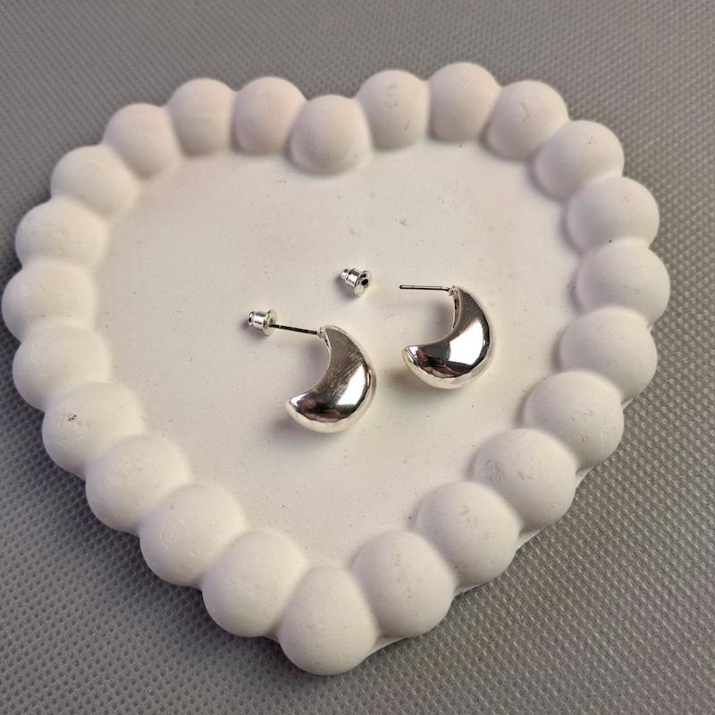 گوشواره میخی هلال نقره‌ای – مدل “ماه نیمه‌شب