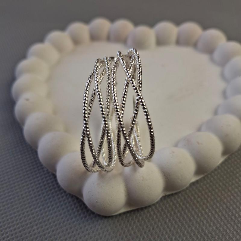 گوشواره حلقه‌ای نقره‌ای سه‌رشته بافت‌دار – مدل پیچ براق، خاص و ترند 2025