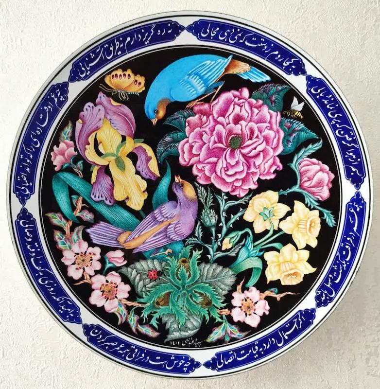 بشقاب مینا ۲۵ سانتی گل و مرغ حاشیه خطاطی