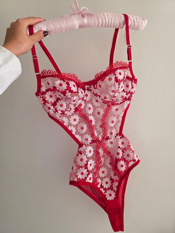 بادی قرمز با گل های سفید