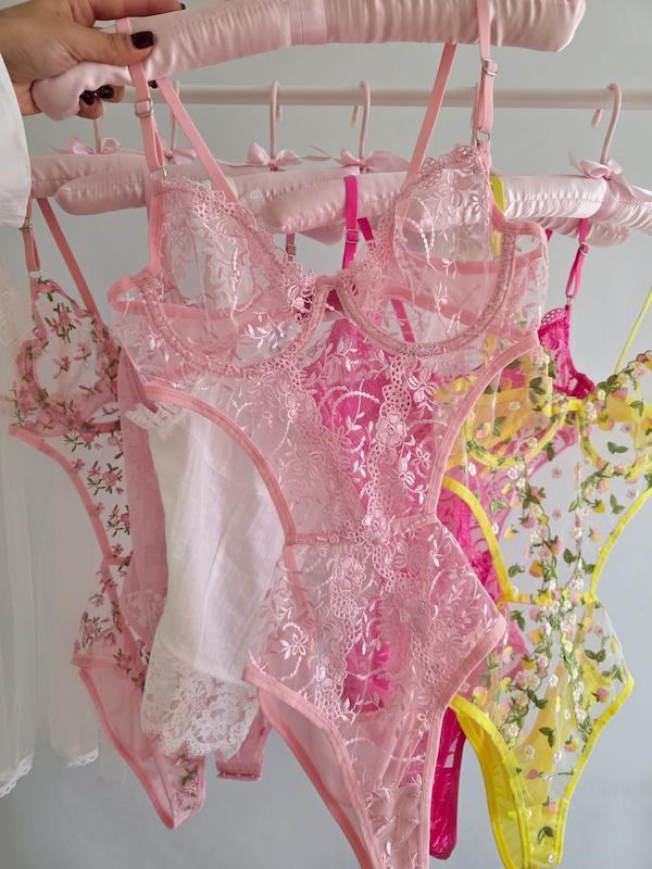 بادی صورتی روشن گلبرجسته