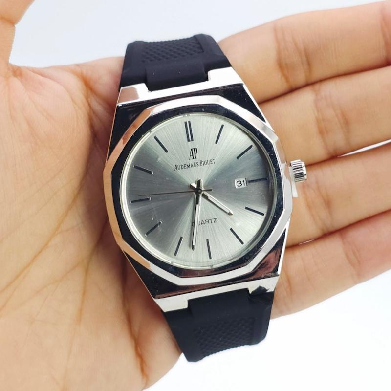 ساعت مچی زنانه اودمار پیگه 5760 Audemars Piguet با موتور کوارتز و بند سیلیکونی کد 4850