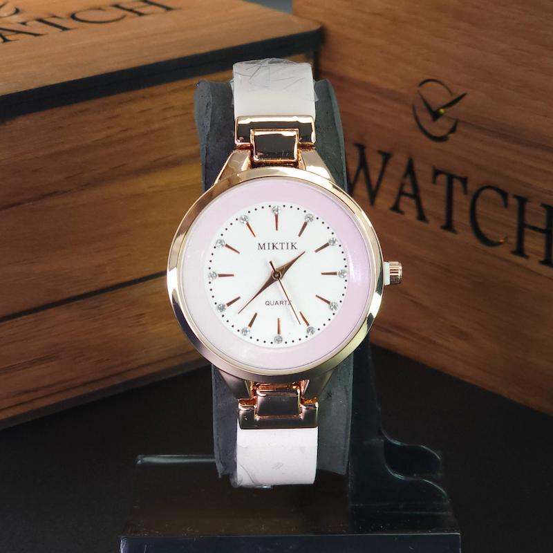 ساعت مچی زنانه میکتیک Miktik طراحی مینیمال مناسب تیپ های کژوال رنگ صورتی کم رنگ کد 4303