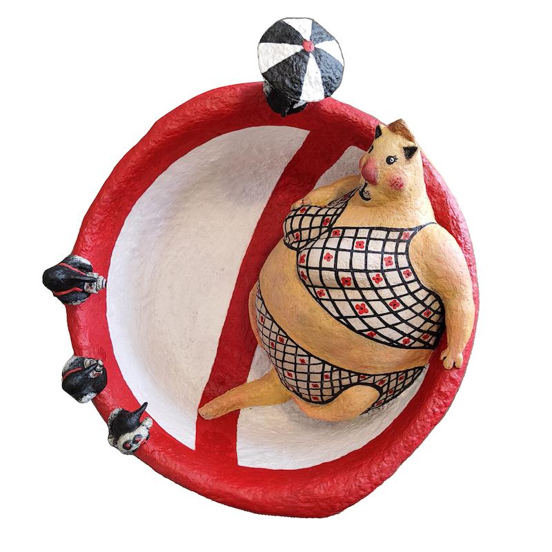 مجسمه گربه داخل وان