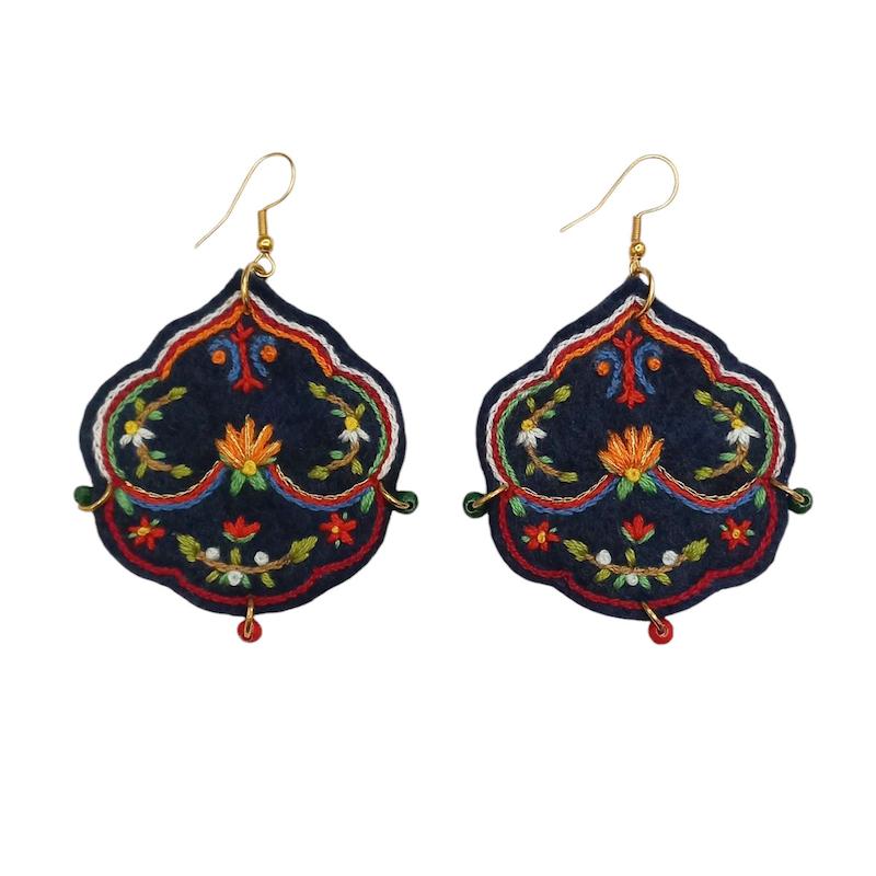 گوشواره گلدوزی