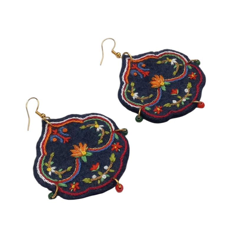 گوشواره گلدوزی