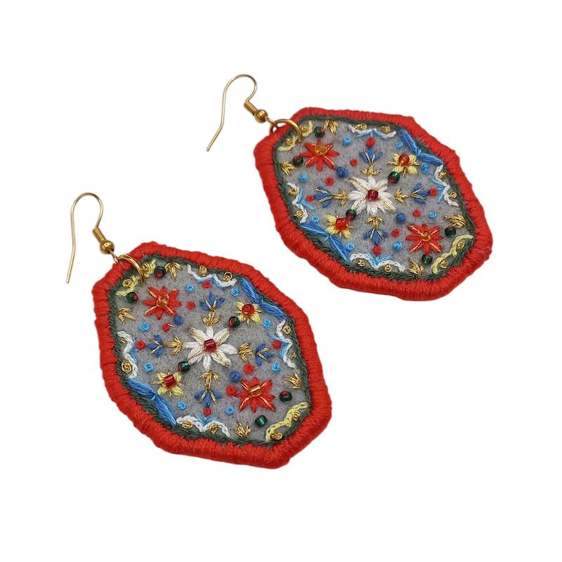 گوشواره گلدوزی