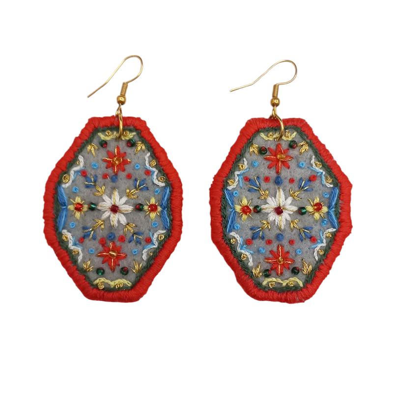 گوشواره گلدوزی