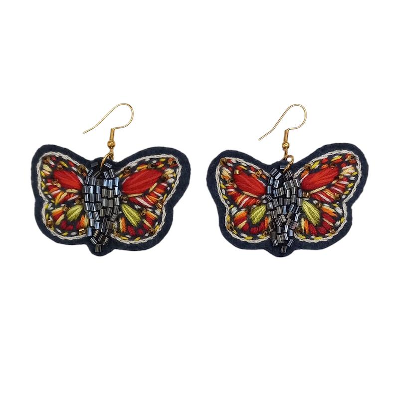 گوشواره گلدوزی