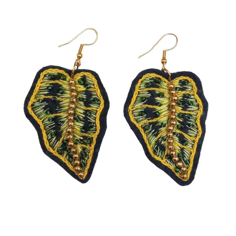 گوشواره گلدوزی