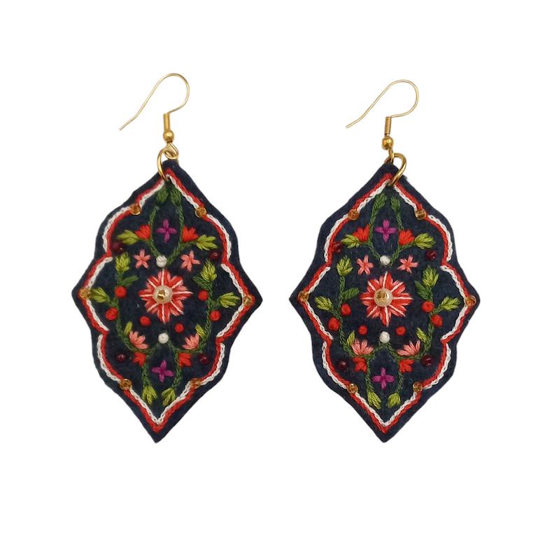 گوشواره گلدوزی