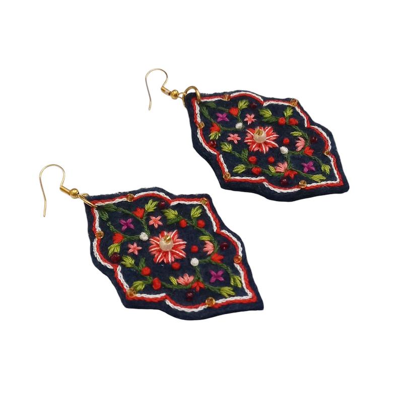 گوشواره گلدوزی