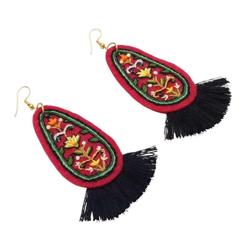 گوشواره گلدوزی