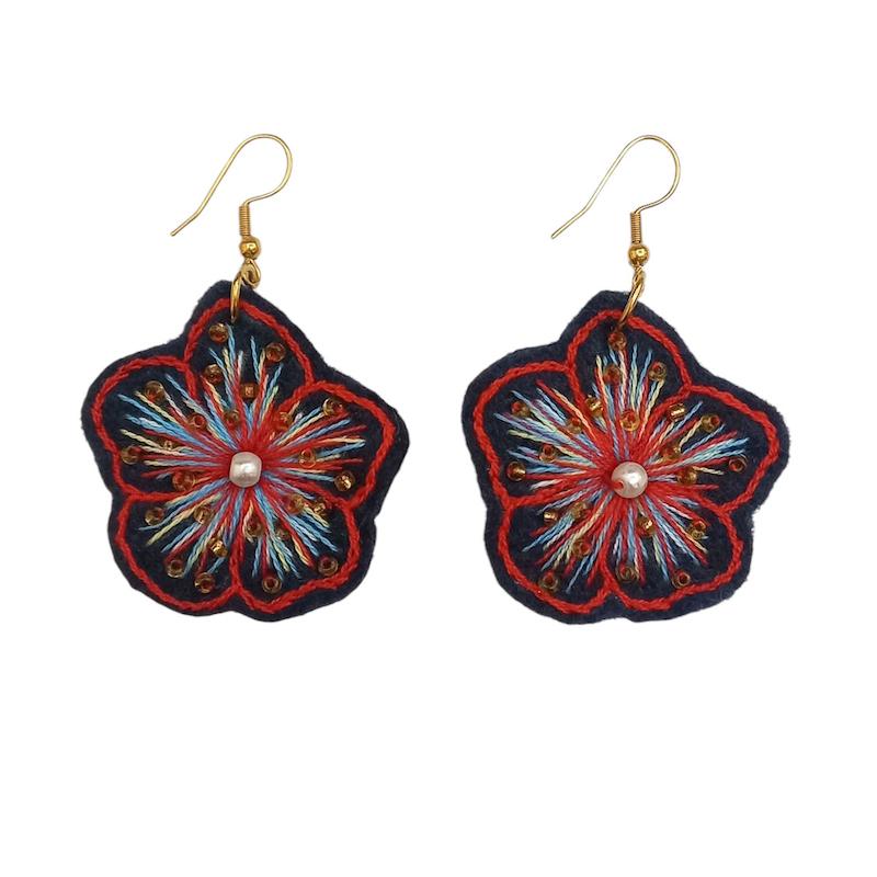 گوشواره گلدوزی