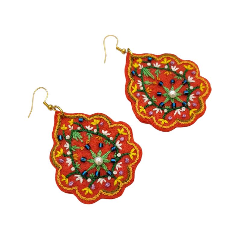 گوشواره گلدوزی