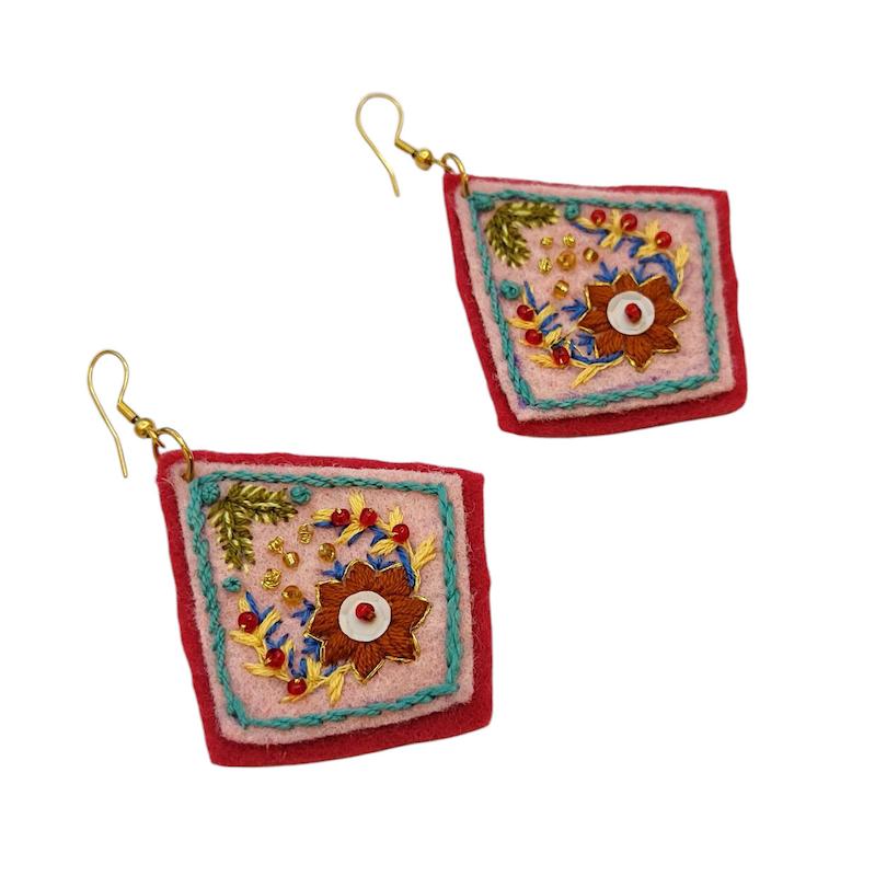 گوشواره گلدوزی