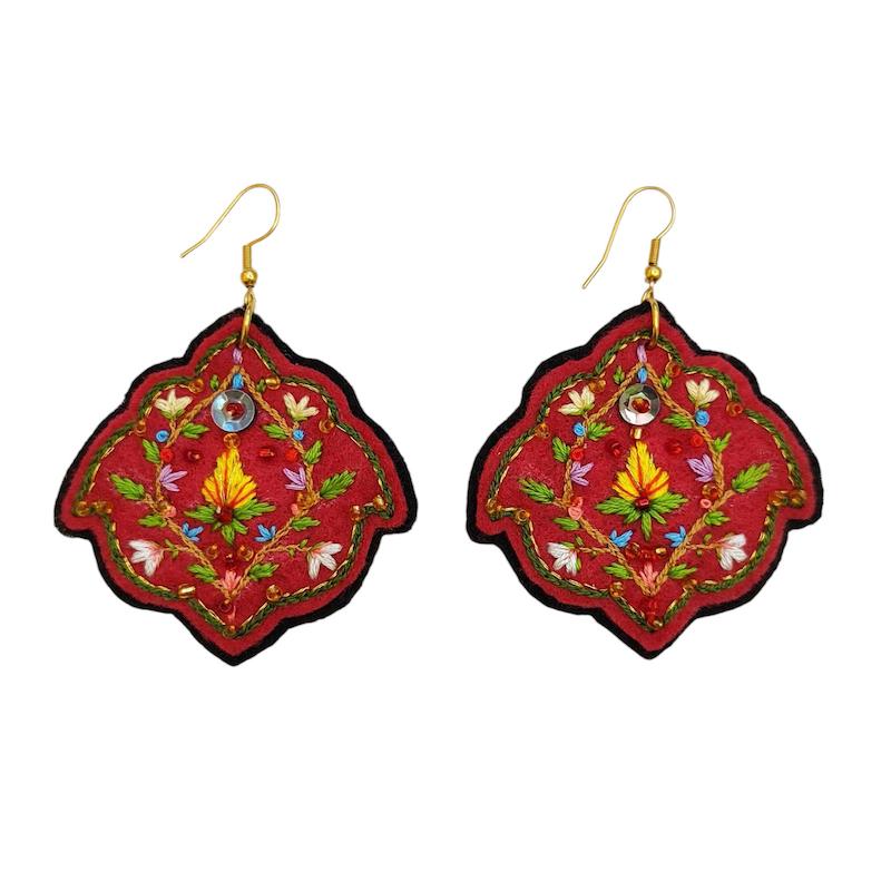 گوشواره گلدوزی