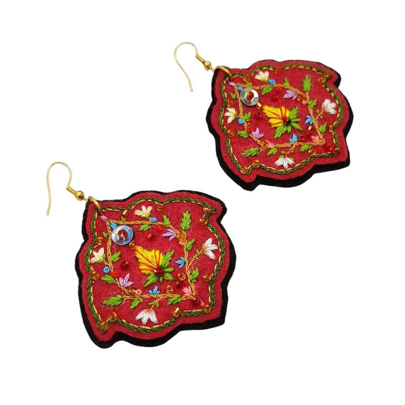 گوشواره گلدوزی