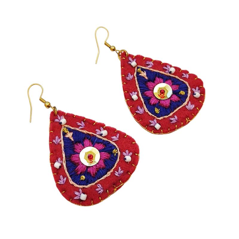 گوشواره گلدوزی