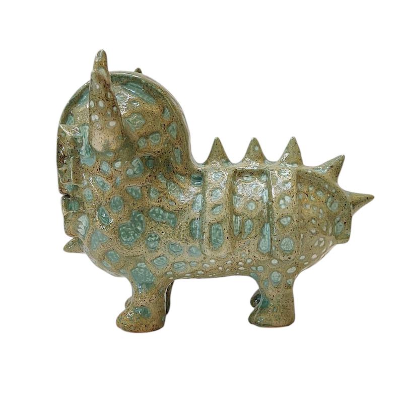 مجسمه موجود چهارپای کوچک