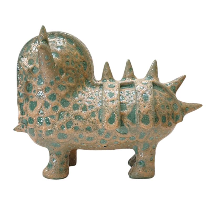 مجسمه موجود چهارپای بزرگ