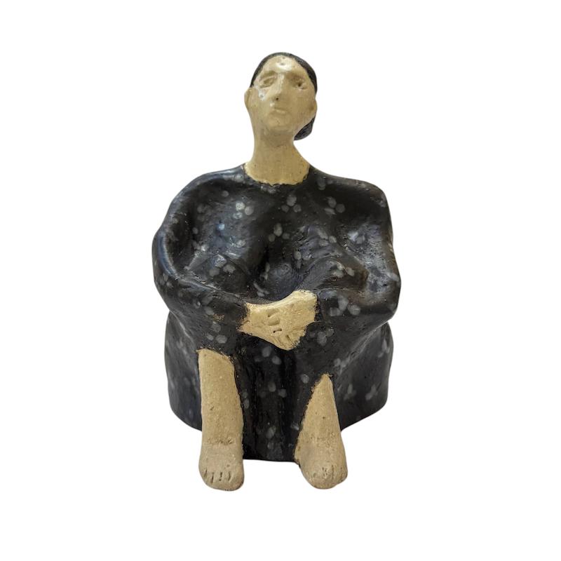 مجسمه خانم نشسته