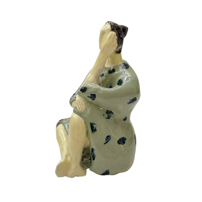 مجسمه خانم نشسته