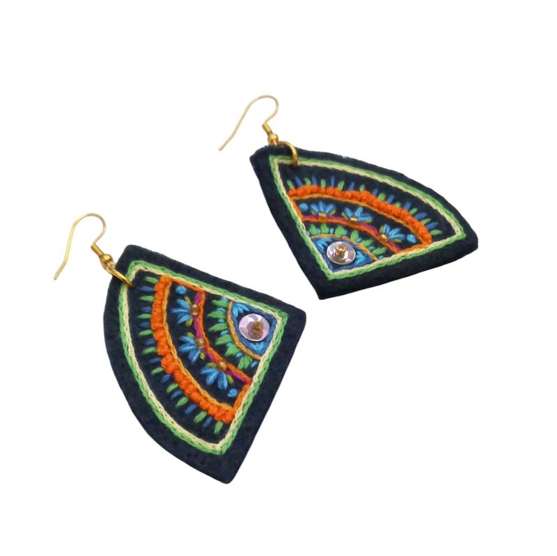 گوشواره گلدوزی