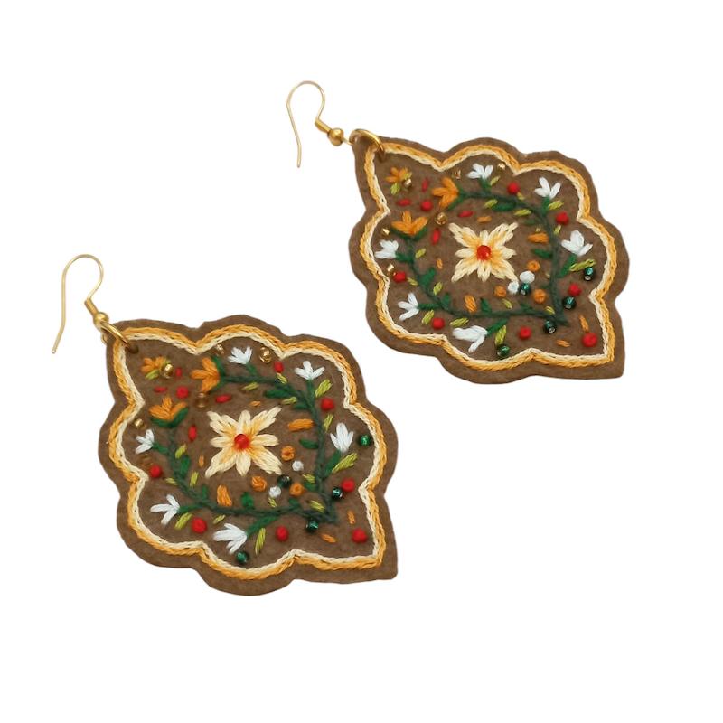 گوشواره گلدوزی