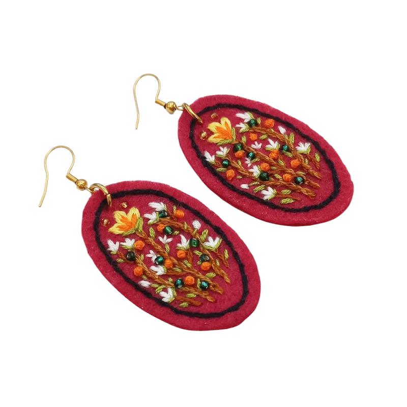 گوشواره گلدوزی