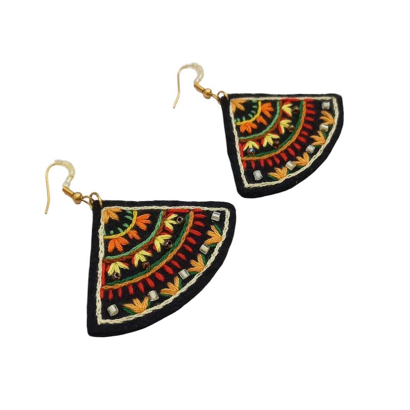 گوشواره گلدوزی